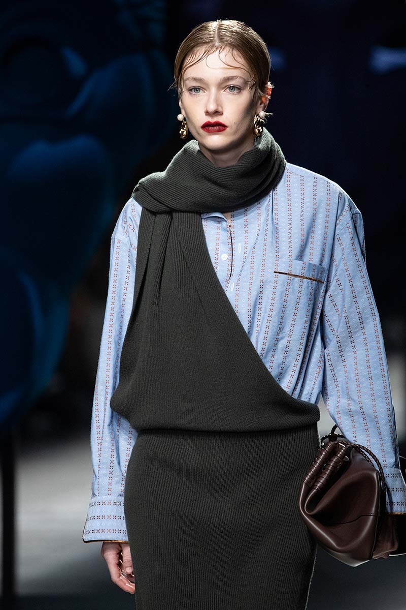 Wetlook kapsels in de modeshow van Etro voor herfst winter 2024 2025