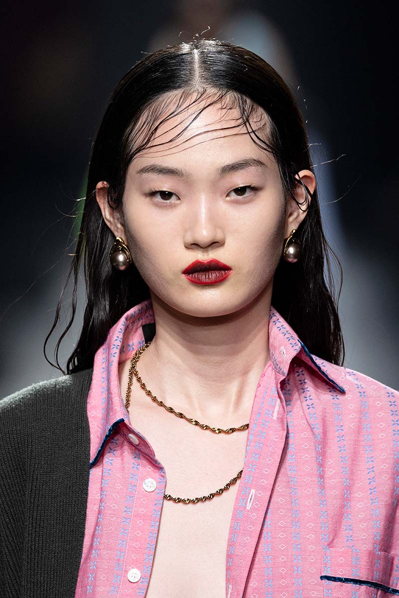 Wetlook kapsels in de modeshow van Etro voor herfst winter 2024 2025