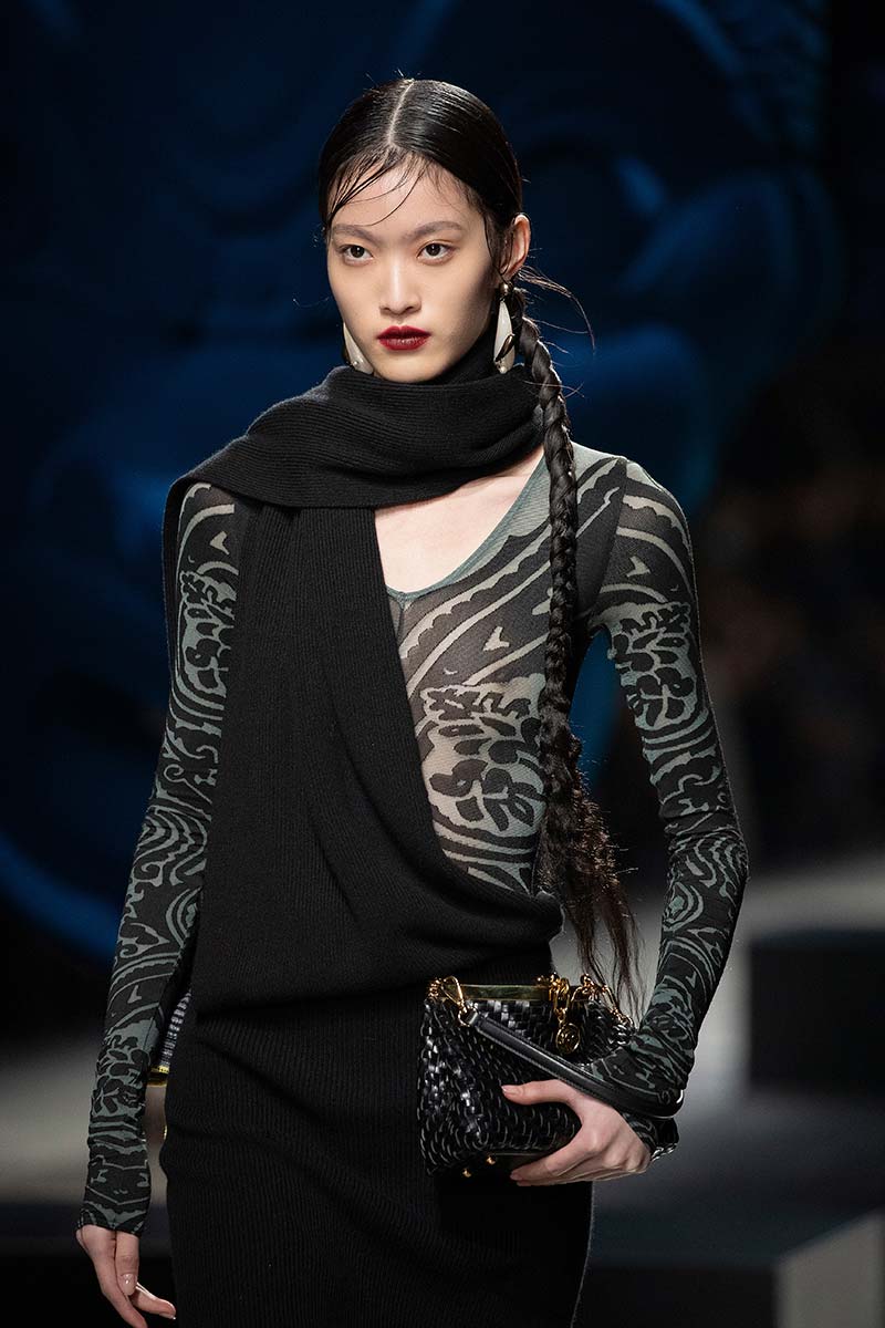 Wetlook kapsels in de modeshow van Etro voor herfst winter 2024 2025