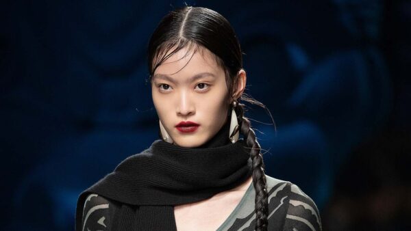 Wetlook kapsels in de modeshow van Etro voor herfst winter 2024 2025