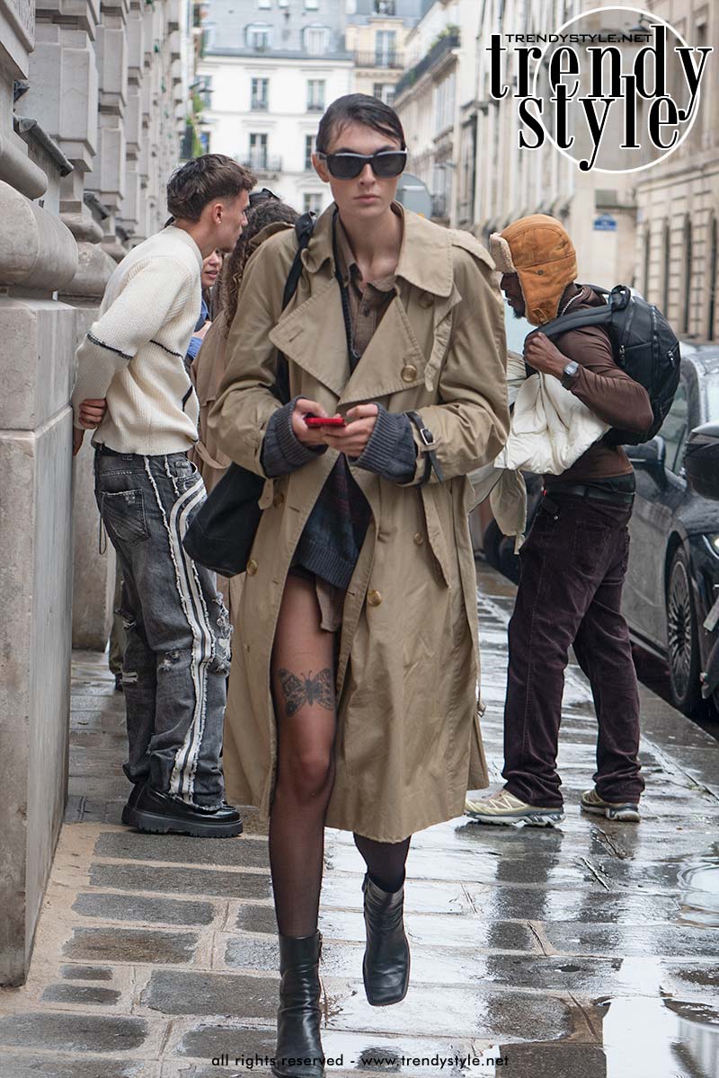 Model in trench coat bij Dries van Noten. Foto Charlotte Mesman