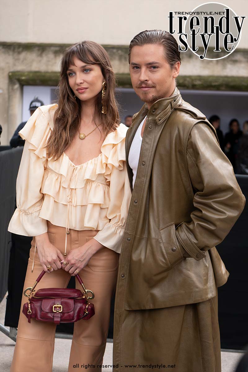 Streetstyle bij Chloé voor zomer 2025. Ari Fournier en Cole Sprouse. Foto Charlotte Mesman