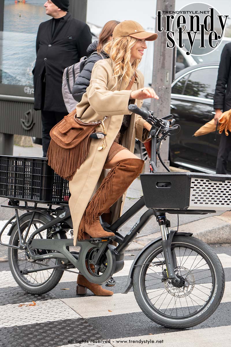 Streetstyle bij Chloé voor zomer 2025. Foto Charlotte Mesman