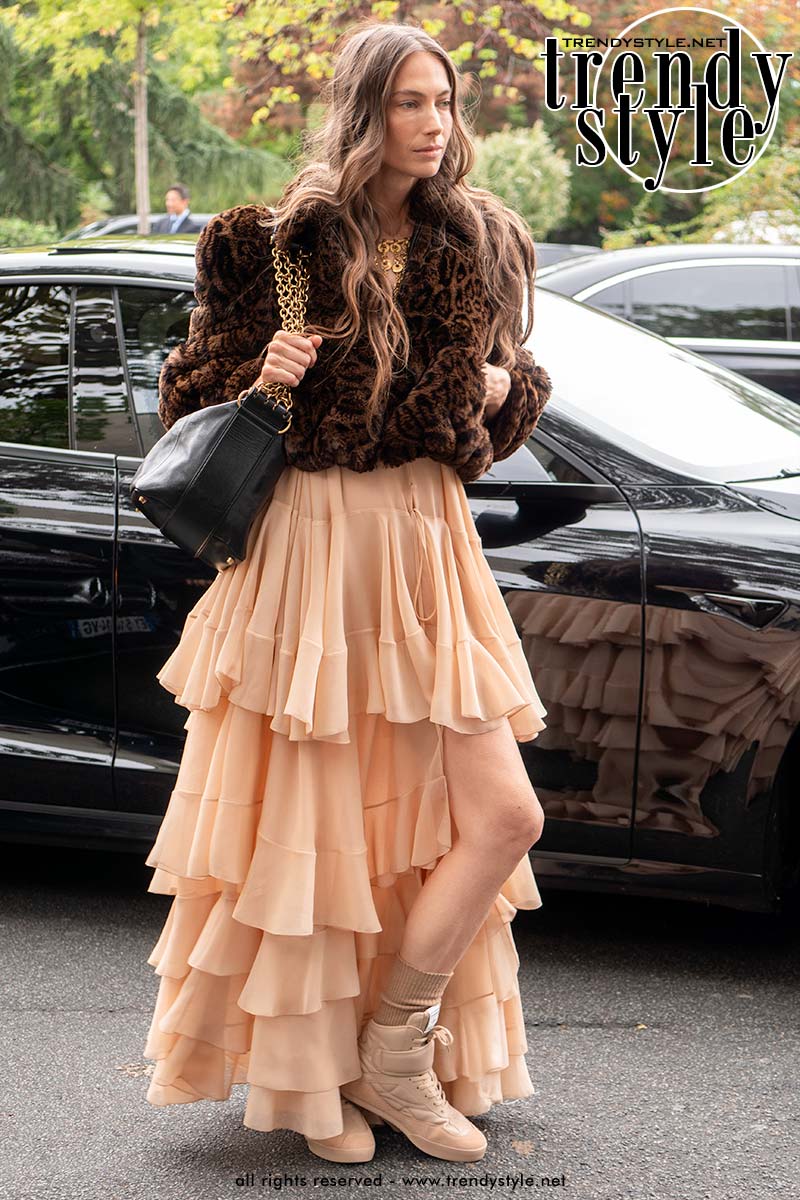 Streetstyle bij Chloé voor zomer 2025. Foto Charlotte Mesman