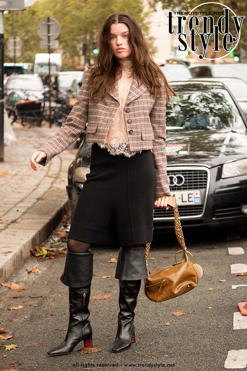 Streetstyle bij Chloé voor zomer 2025. Ever Anderson. Foto Charlotte Mesman