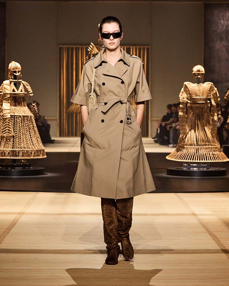 Korte trench bij Dior. Photo courtesy of Dior