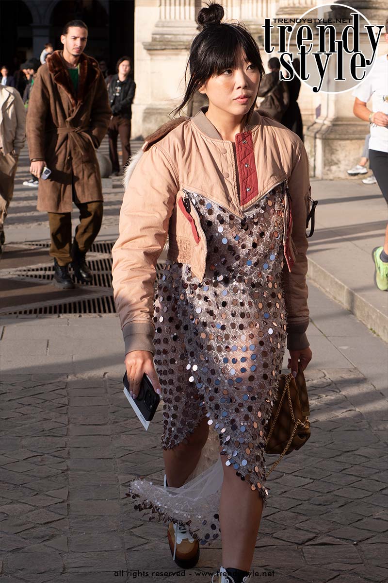 De mooiste streetstyle looks bij de modeshow van Louis Vuitton. Op deze foto Susie Lau in Louis Vuitton. Foto Charlotte Mesman