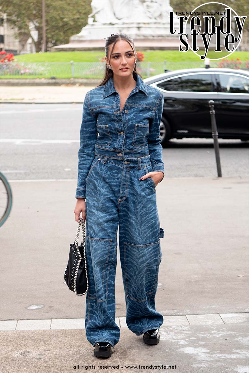 De total jeans look in de modetrends voor winter 2024 2025