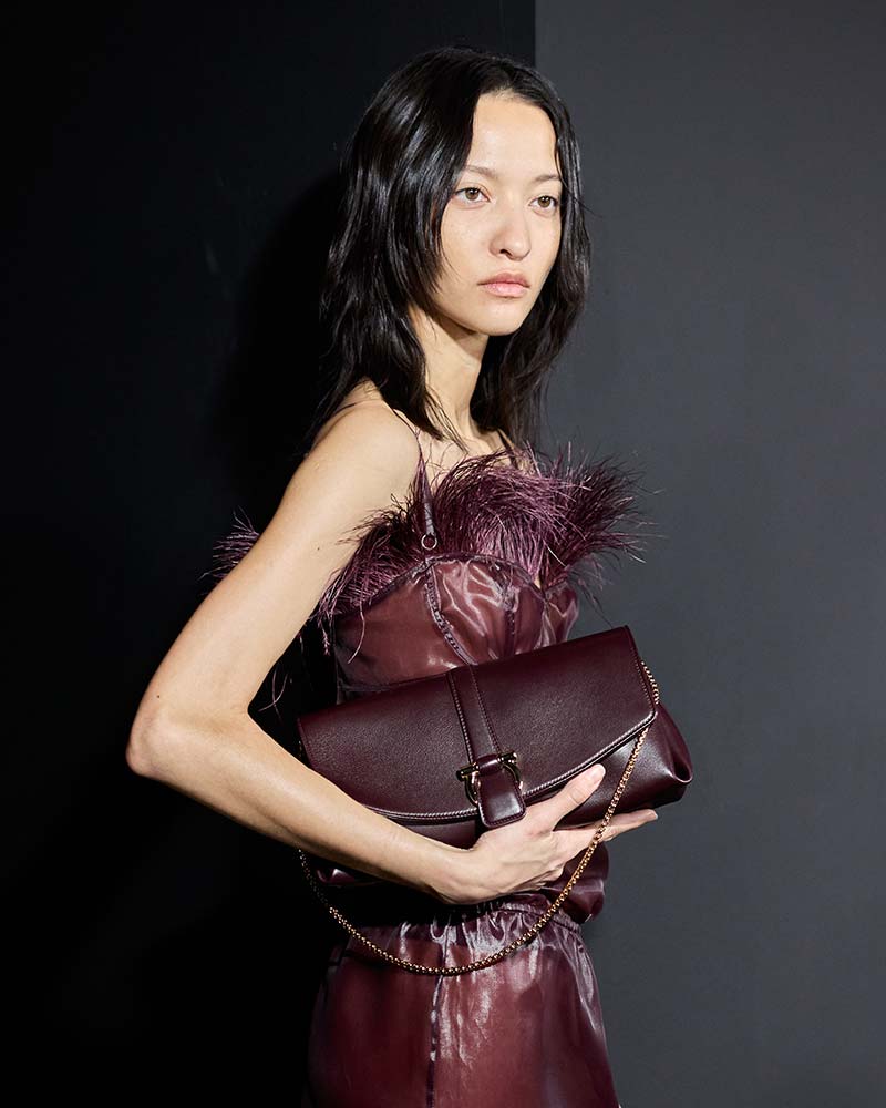 Bordeauxrode tas en monochrome look bij Ferragamo. Photo courtesy of Ferragamo