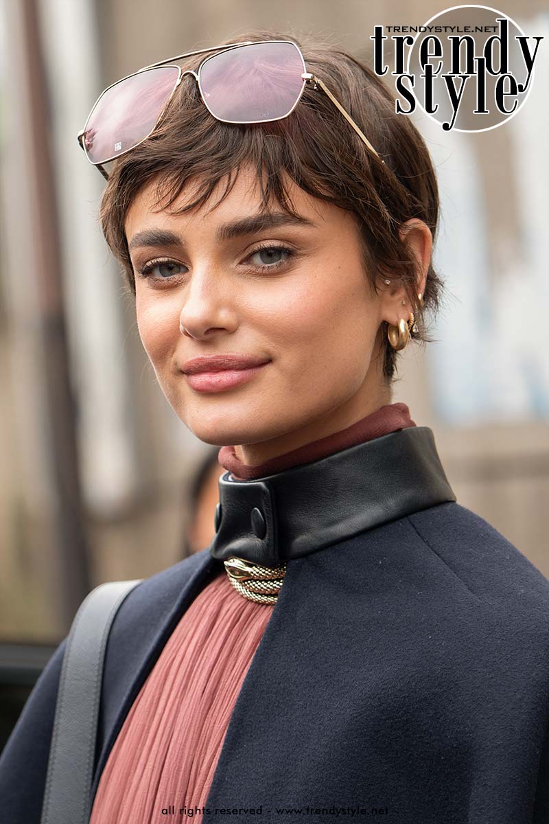 Supermodel Taylor Hill zweert bij kort kapsel