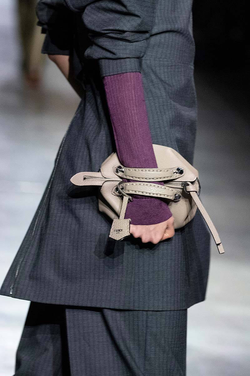 Tassen trends 2024: minitassen. Less is more. Photo courtesy of Fendi