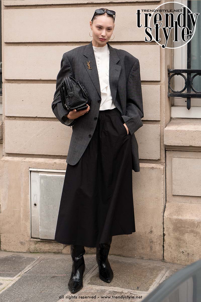 Streetstyle look tijdens de Paris Fashion Week. Foto Charlotte Mesman