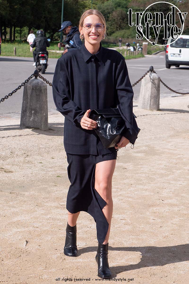 Streetstyle look tijdens de Paris Fashion Week. Foto Charlotte Mesman