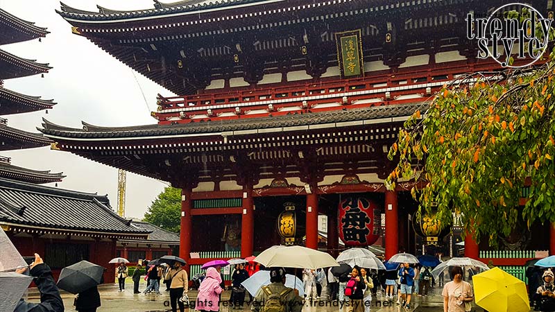 De Sensoji-tempel in Tokio, Japan. De Hozomon-poort. Foto Charlotte Mesman