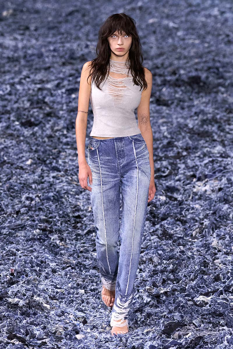 Skinny jeans met naden in zicht van Diesel voor lente zomer 2025. Photo courtesy of Diesel