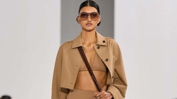 Nog meer over de Kleur van het Jaar 2025: Mocha Mousse. Photo courtesy of Max Mara SS 2025