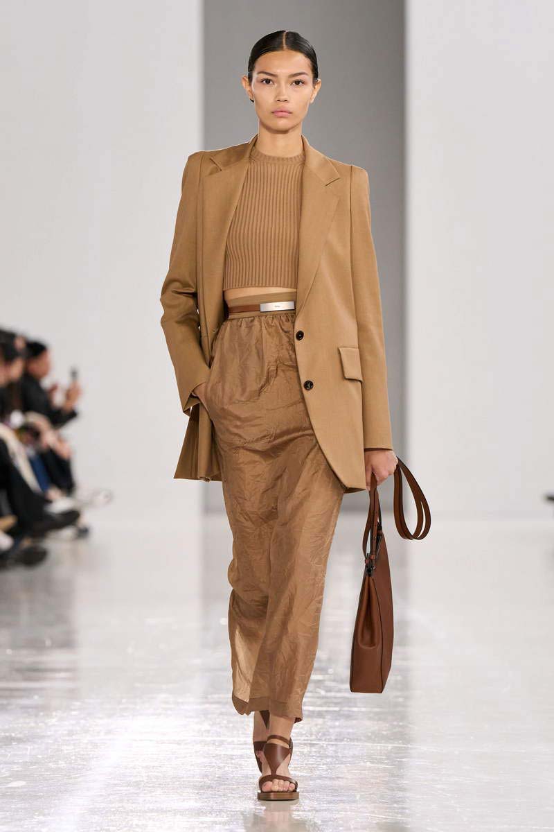 Nog meer over de Kleur van het Jaar 2025: Mocha Mousse. Photo courtesy of Max Mara SS 2025