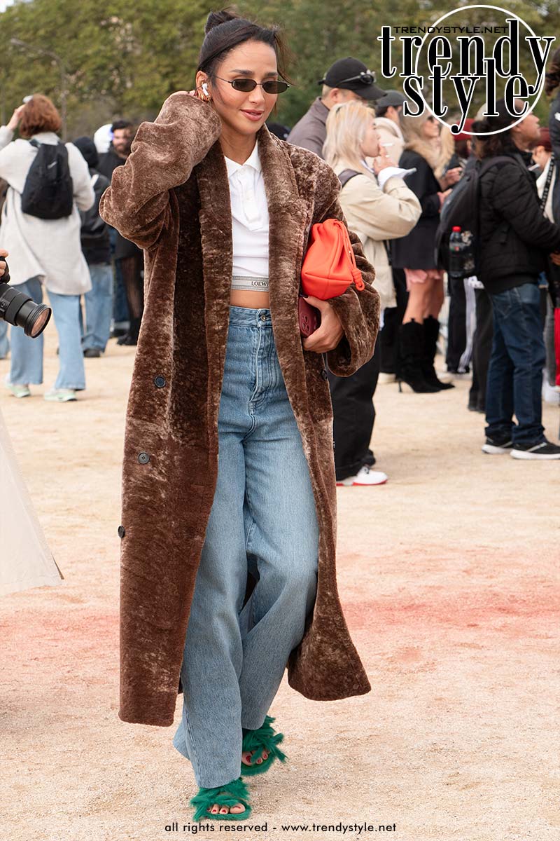 Jeans en een long coat voor een ultieme streetstyle look voor winter 2024 2025