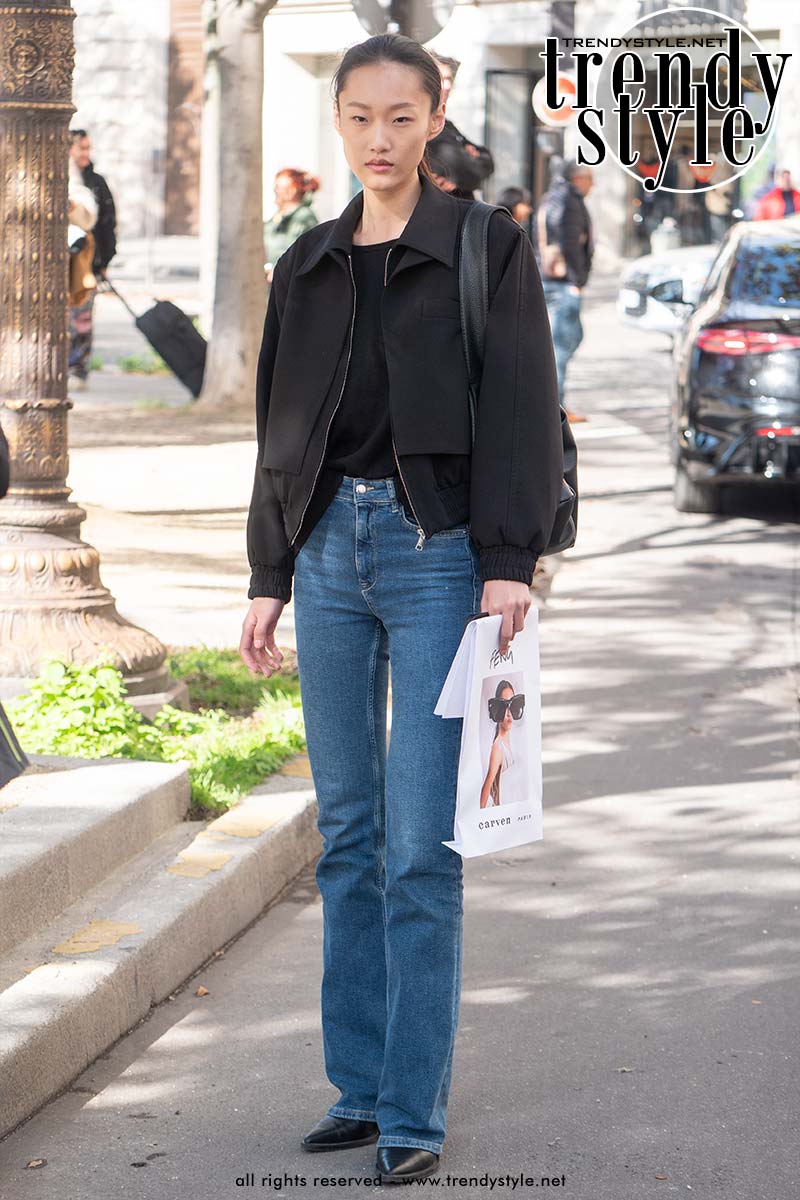 Spijkerbroeken in de streetstyle bij de Paris Fashion Week zomer 2025. Foto Charlotte Mesman