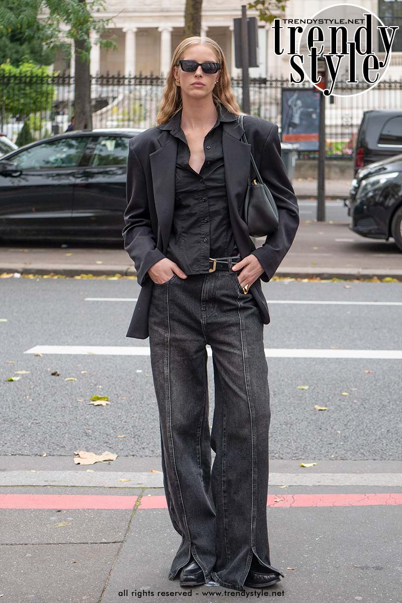 Spijkerbroeken in de streetstyle bij de Paris Fashion Week zomer 2025. Foto Charlotte Mesman