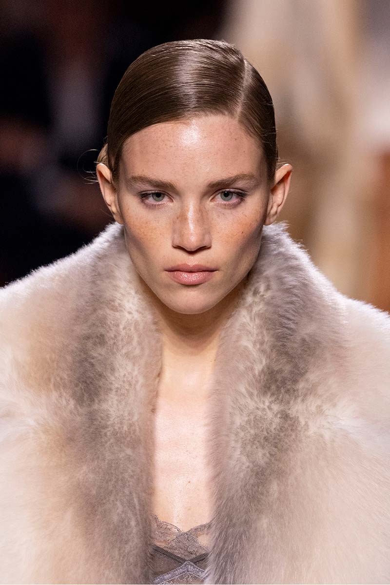 Wet looks en knotjes voor de kapsels bij Fendi voor winter 2025 2026. Photo courtesy of Fendi