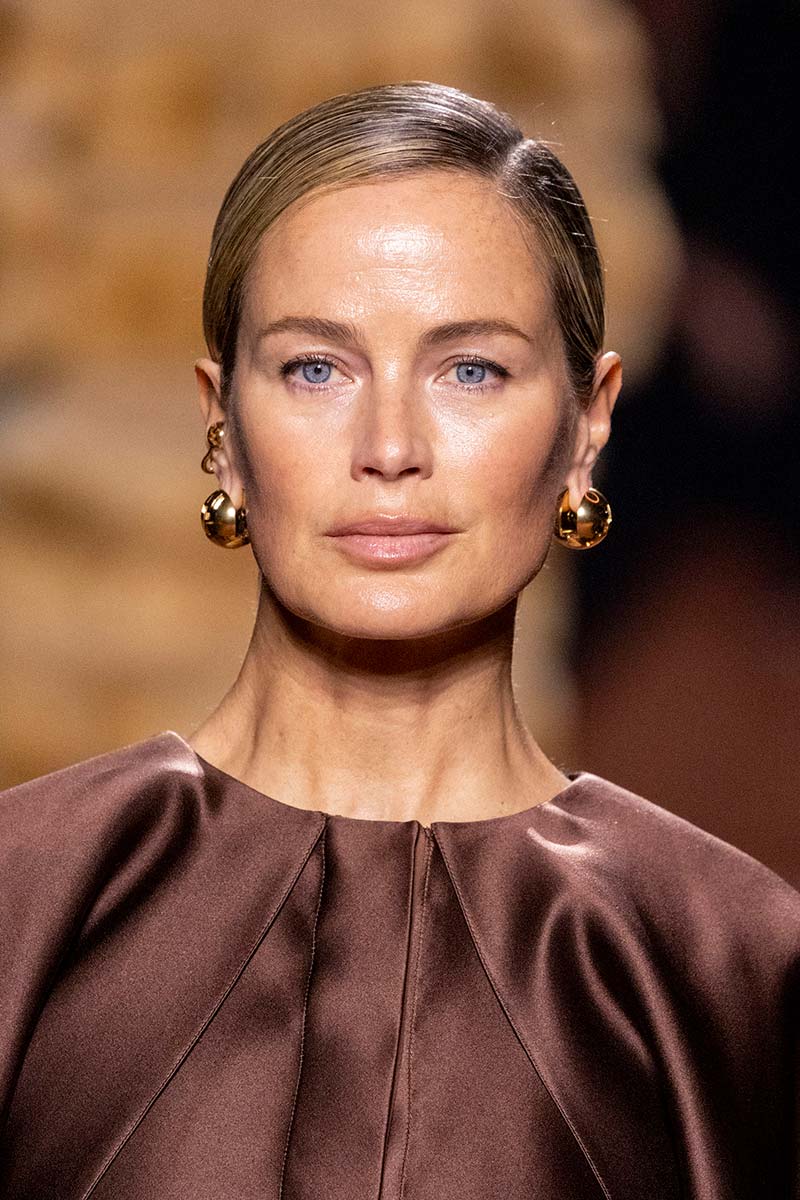 Wet looks en knotjes voor de kapsels bij Fendi voor winter 2025 2026. Photo courtesy of Fendi