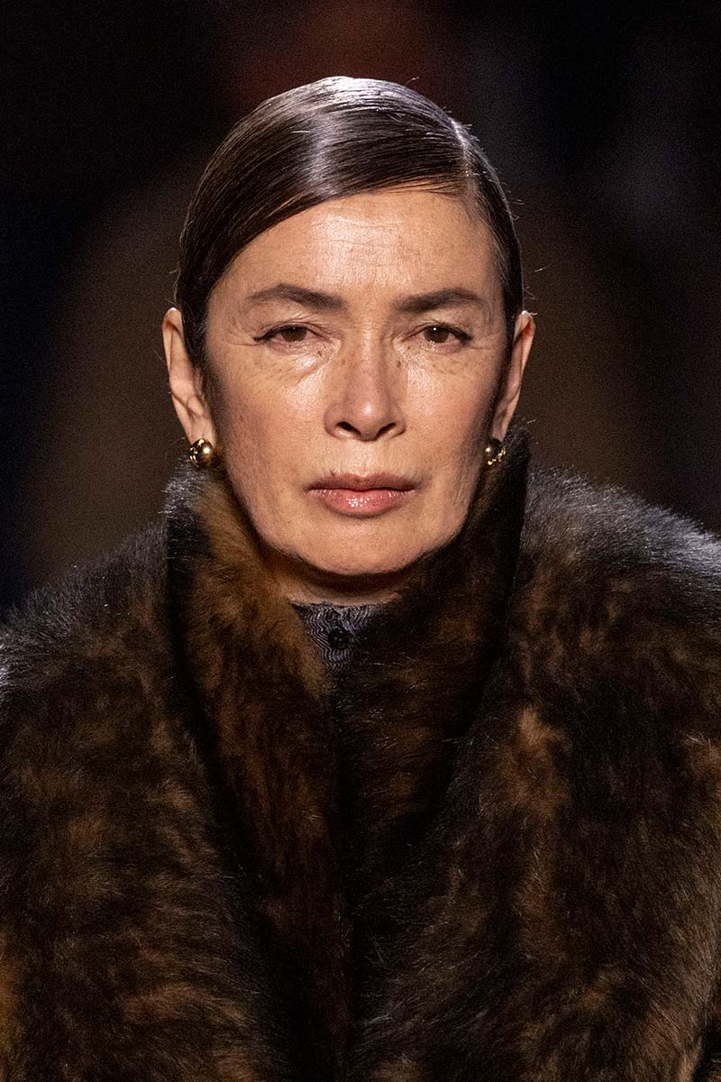 Wet looks en knotjes voor de kapsels bij Fendi voor winter 2025 2026. Photo courtesy of Fendi