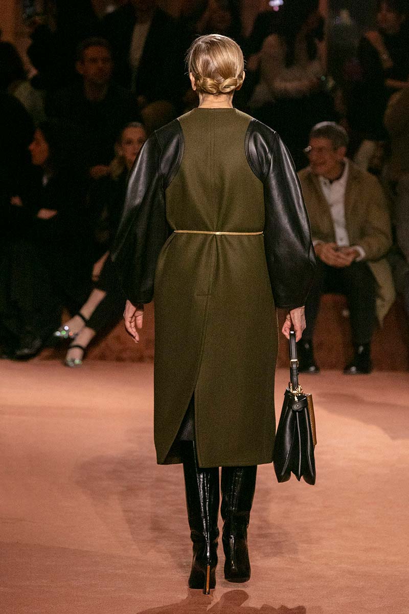 Wet looks en knotjes voor de kapsels bij Fendi voor winter 2025 2026. Photo courtesy of Fendi